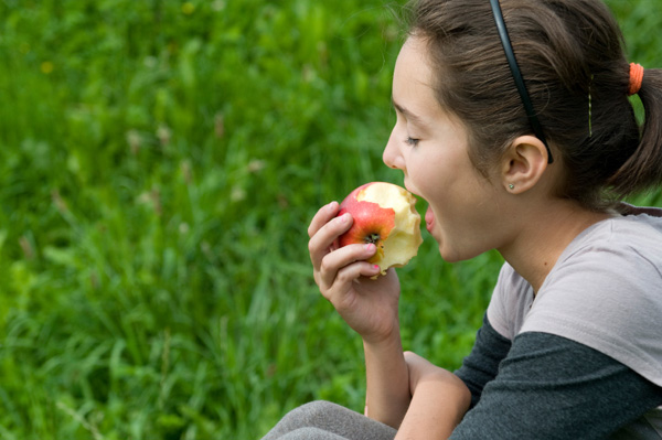 teen-girl-eating-apple